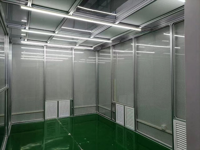 選擇百級無塵潔凈棚還是千級無塵潔凈棚，應根據具體的生產需求、產品要求和預算來決定。